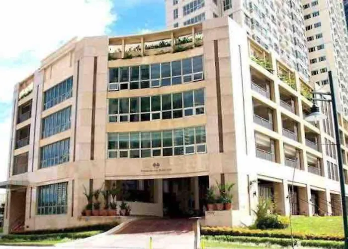 Elegant And Modern 2 Bedroom Golf Skyline View Manila