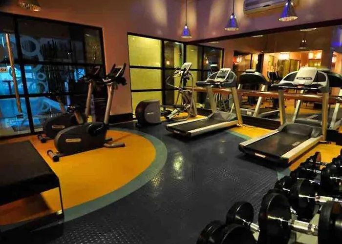Elegant And Modern 2 Bedroom Golf Skyline View Manila