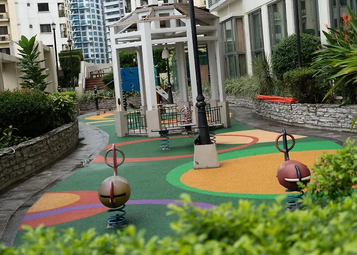 Elegant And Modern 2 Bedroom Golf Skyline View Manila